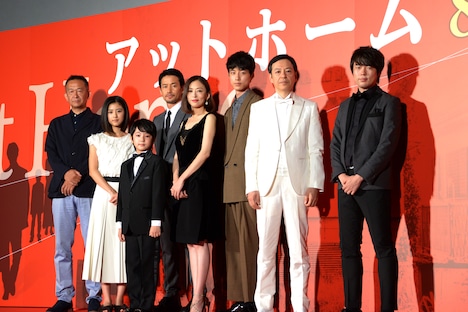 「at Home アットホーム」プレミア試写会にて、左から蝶野博、黒島結菜、池田優斗、竹野内豊、松雪泰子、坂口健太郎、板尾創路、ウーマンラッシュアワー村本大輔。