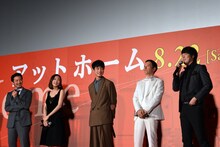 ウーマンラッシュアワー村本大輔のエピソードに笑うキャストたち。