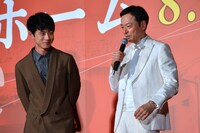 左から坂口健太郎、板尾創路。