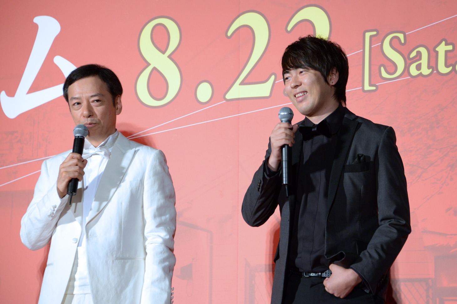 左から板尾創路、ウーマンラッシュアワー村本大輔。