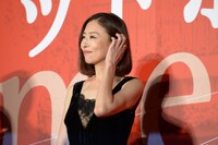 母親役の松雪泰子。