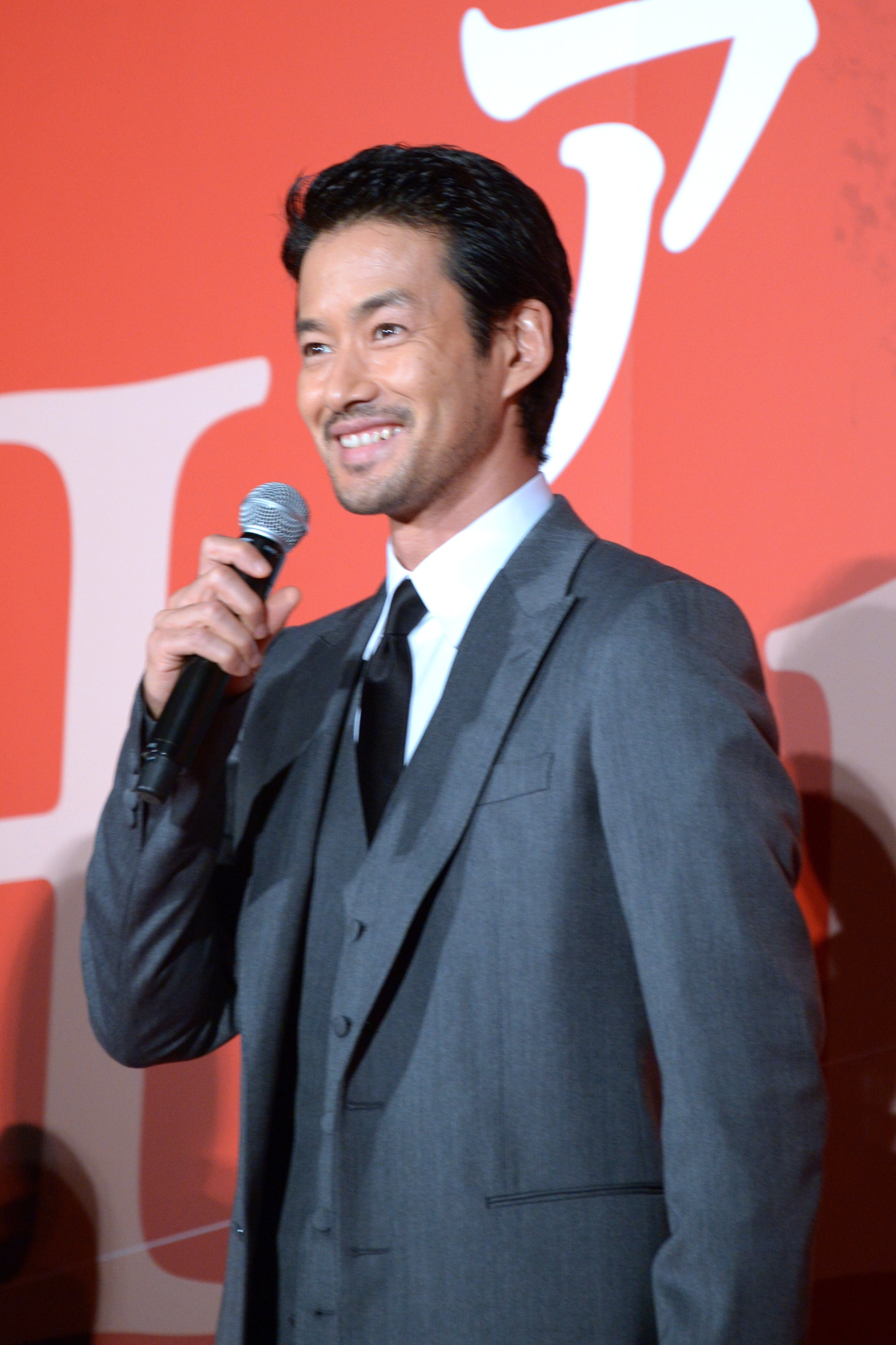 泥棒稼業で生計を立てる父親役の竹野内豊。