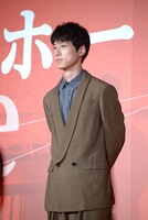 長男役の坂口健太郎。