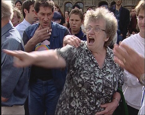 「外国人よ、出て行け！」 “Ausländer raus” by Paul Poet, (c)Filmgalerie 451