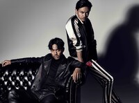 「HiGH＆LOW」でチーム“ムゲン”のメンバーを演じるEXILE AKIRA、青柳翔。 (c)HiGH&LOW製作委員会