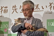 三毛猫ドロップを抱くイッセー尾形。