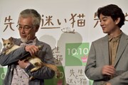三毛猫ドロップの登場に顔がほころぶキャストたち。