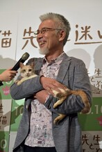 三毛猫ドロップを抱いた途端、笑顔がこぼれるイッセー尾形。