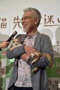 三毛猫ドロップを抱いた途端、笑顔がこぼれるイッセー尾形。