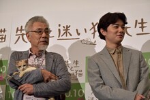 左から三毛猫ドロップを抱くイッセー尾形、染谷将太。