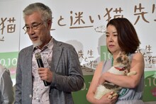 左からイッセー尾形、イッセーから三毛猫ドロップを託された岸本加世子。
