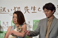 三毛猫ドロップの興味をひこうとする染谷将太。