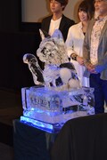 会場に運び込まれた、招き猫をかたどった氷像。イッセー尾形により点灯された。