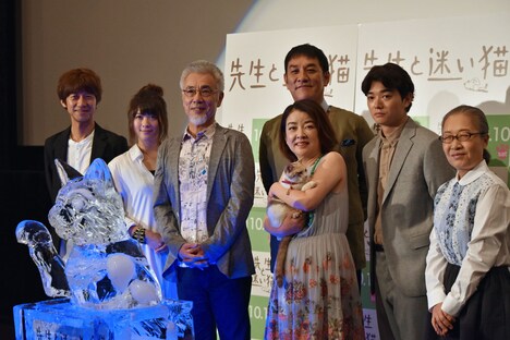 「先生と迷い猫」完成披露舞台挨拶の登壇者たち。