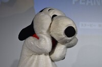 観客に誕生日を祝われ、照れるスヌーピー。