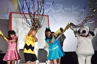 スヌーピーの誕生日を祝う子役たち。