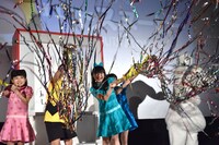 スヌーピーの誕生日を祝う子役たち。