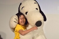 スヌーピーに抱きしめられる鈴木福。