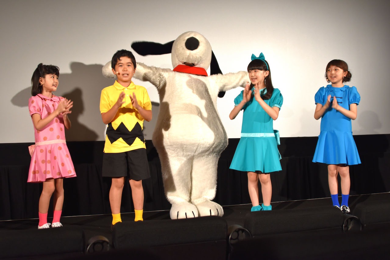 子役たちからプレゼントをもらえると聞き、喜ぶスヌーピー。