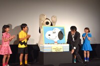 誕生日ケーキが登場し、大喜びのスヌーピー。