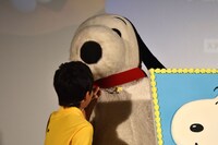 スヌーピーにケーキを食べさせてあげる鈴木福。