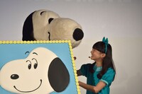 スヌーピーにケーキを食べさせてあげる芦田愛菜。