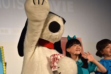 客席に手を振るスヌーピーと芦田愛菜。