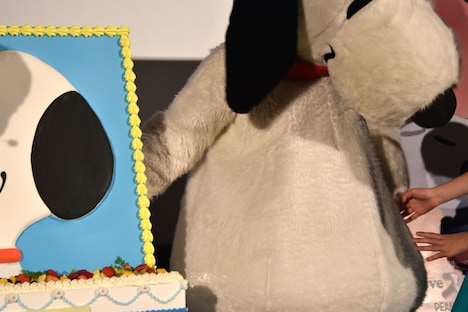 はしゃぎすぎて体にクリームが付いてしまったことを指摘され、慌てるスヌーピー。