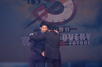 綾野剛とハグする向井理。