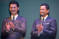 左から平山浩行、池内博之。