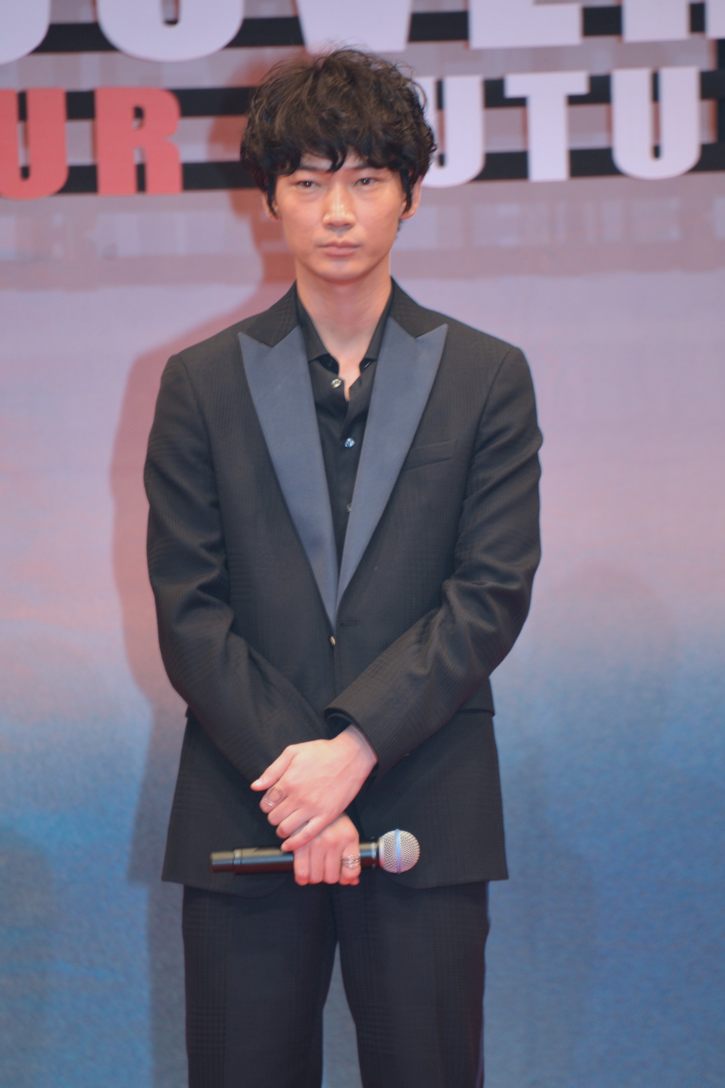 蘇我伊織役の綾野剛。