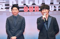 左から向井理、綾野剛。
