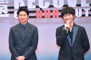 左から向井理、綾野剛。