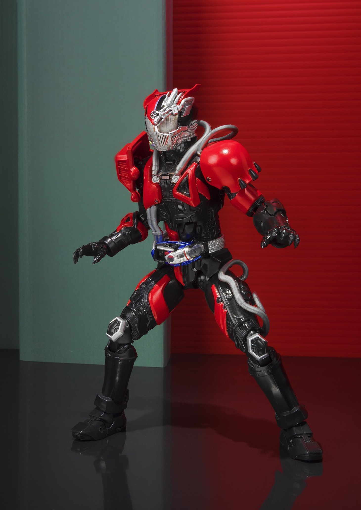 「S.H.Figuarts 仮面ライダー超デッドヒートドライブ」 (c)石森プロ・テレビ朝日・ADK・東映