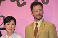 左から吉永小百合、浅野忠信。