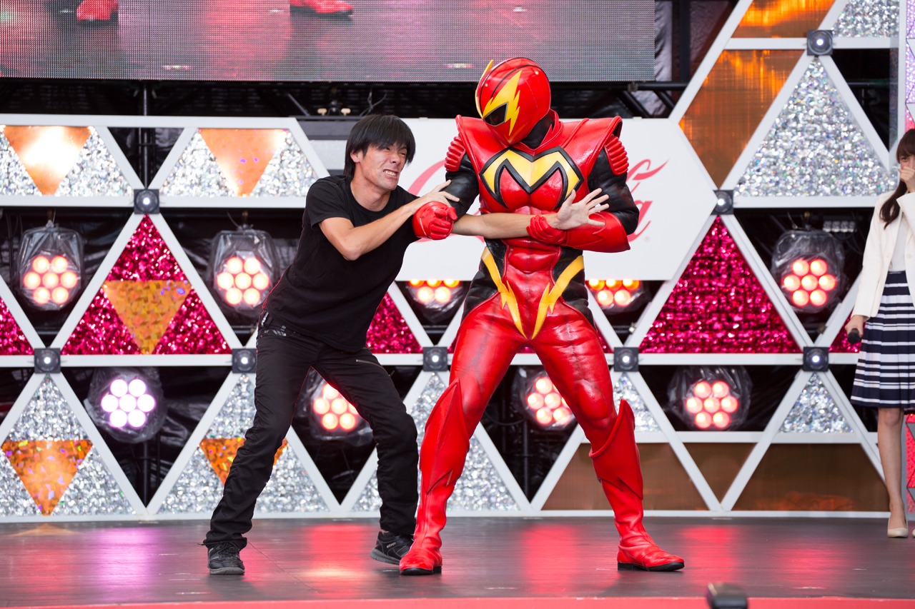 「Mr.マックスマン」トークショーで、乱入者と戦うMr.マックスマン。