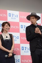 左から大島優子、大倉孝二。