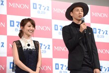 絶妙なやり取りで会場を沸かせる大島優子と大倉孝二。
