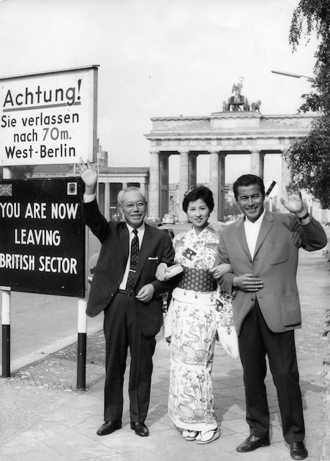 「ベルリン国際映画祭参加 ブランデンブルク門にて 香川京子、三船敏郎と」（1961年）