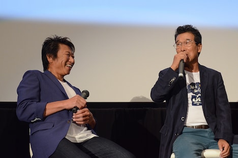 思い出話に花が咲く井上和彦(左)と田中亮一(右)。