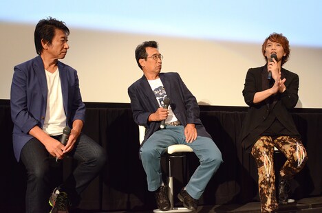 「デビルマン」の思い出を語る浅沼晋太郎(右)と、それを聞く井上和彦(左)、田中亮一(中)。