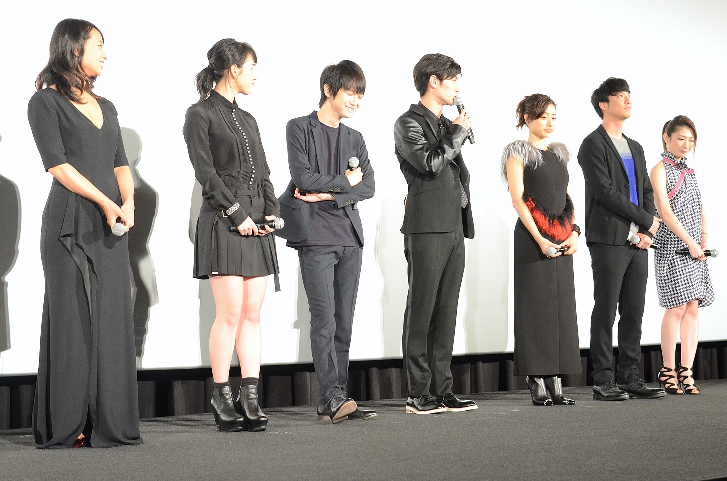 舞台挨拶の様子。左から、水崎綾女、桜庭ななみ、本郷奏多、三浦春馬、石原さとみ、渡部秀、武田梨奈。