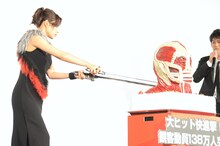 超大型巨人型のケーキのうなじを斬りつける石原さとみ。