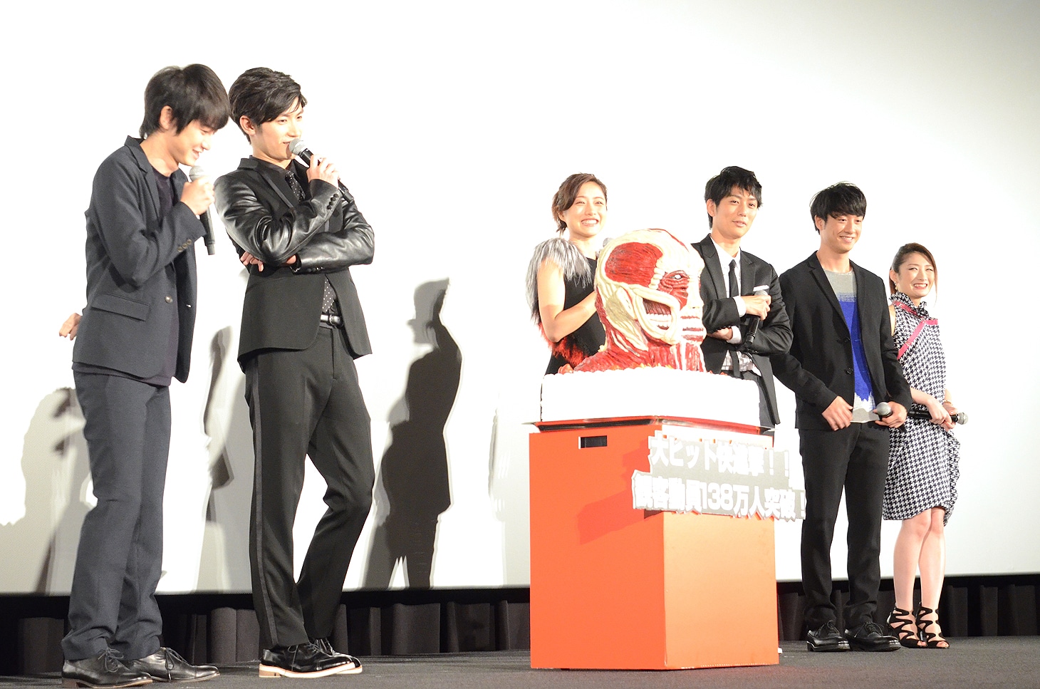 ケーキを前に感想を言い合う、キャスト陣。左から本郷奏多、三浦春馬、石原さとみ、平岡祐太、渡部秀、武田梨奈。