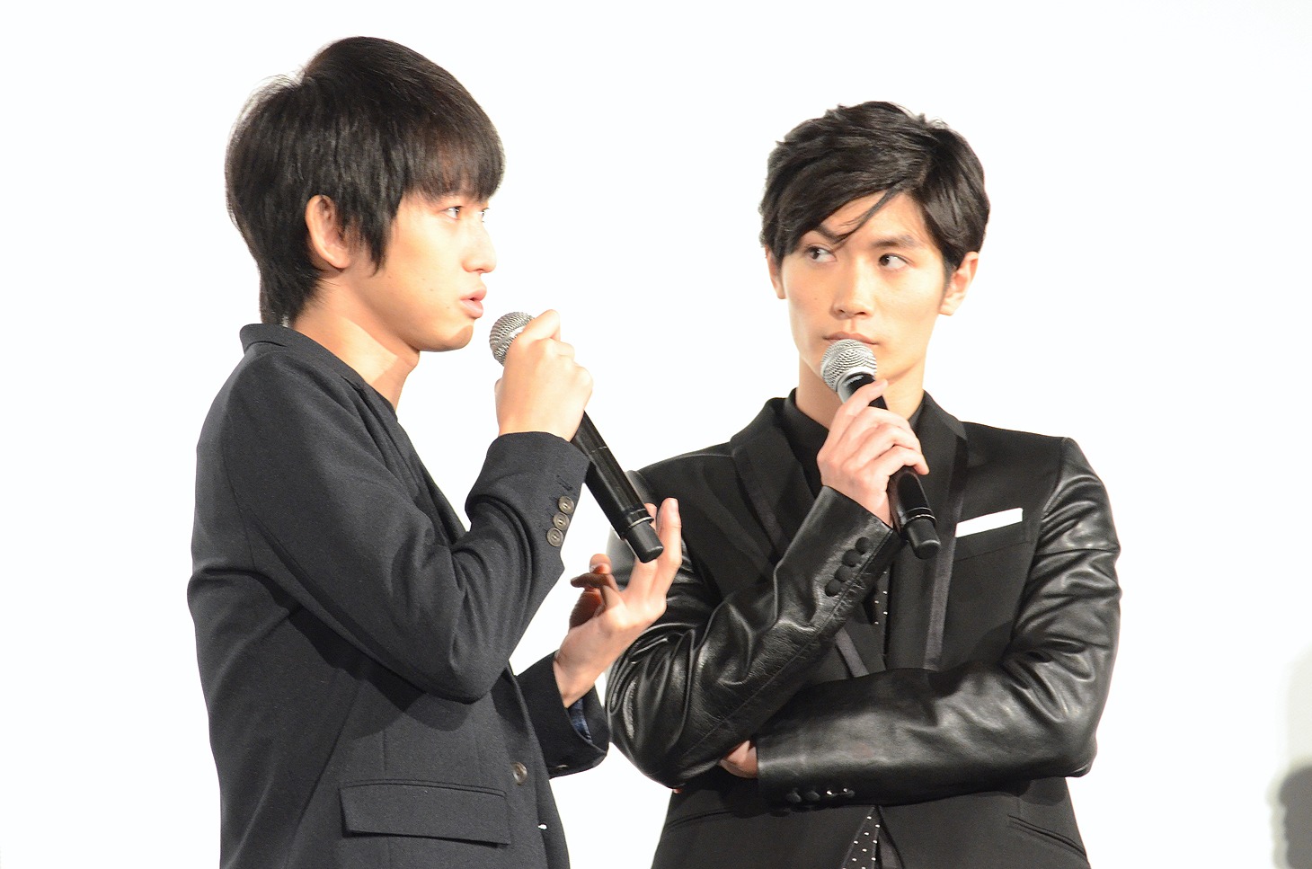 連動ドラマの印象を語り合う、本郷奏多（左）と三浦春馬（右）。