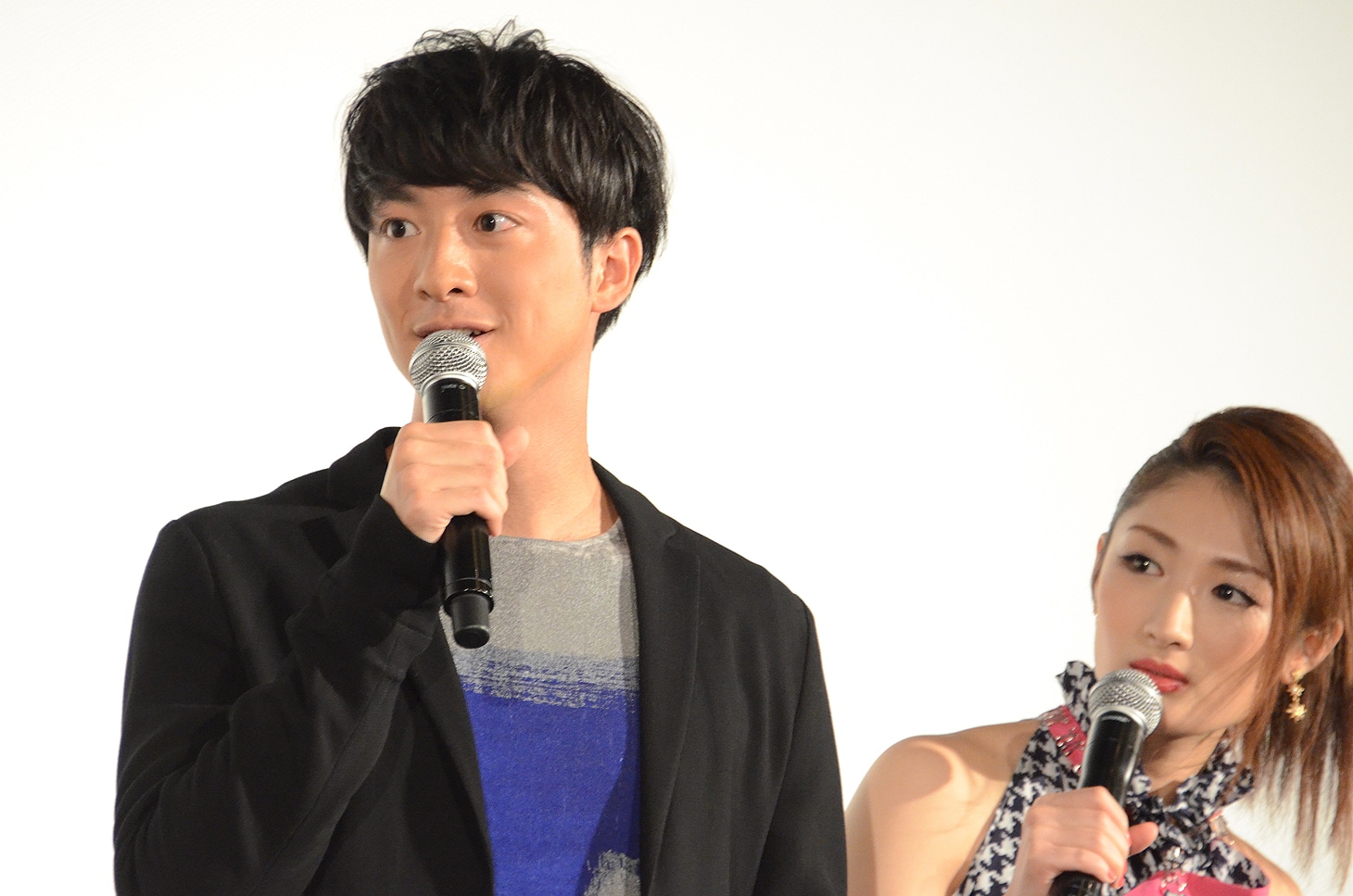 カップルのフクシとリルを演じた、渡部秀（左）と武田梨奈（右）。