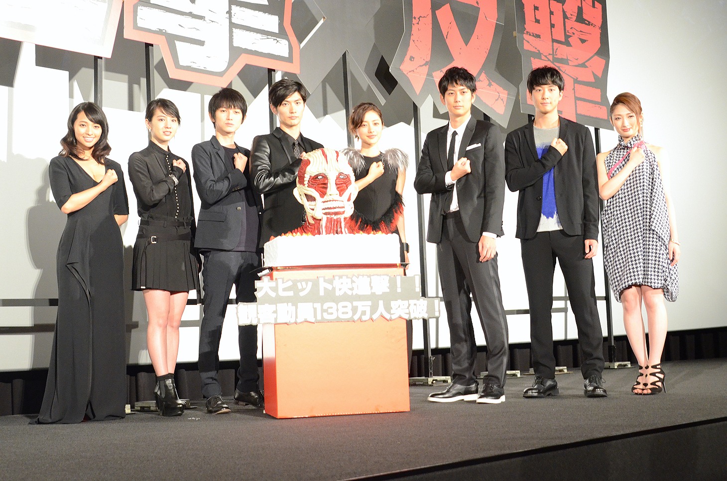 舞台挨拶の様子。左から、水崎綾女、桜庭ななみ、本郷奏多、三浦春馬、石原さとみ、平岡祐太、渡部秀、武田梨奈。