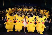 ポケモン・ザ・ムービーXY『光輪（リング）の超魔神 フーパ』同時上映『ピカチュウとポケモンおんがくたい』」舞台挨拶に登壇した中川翔子とピカチュウたち。