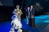 ディズニー・レジェンド授賞式の様子。左からR2-D2、C-3PO、ジョージ・ルーカス、ディズニーCEOのボブ・アイガー。(c)2015Lucasfilm Ltd. & TM. All Rights Reserved