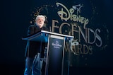 ディズニー・レジェンド授賞式にてスピーチを行うジョージ・ルーカス。(c)2015Lucasfilm Ltd. & TM. All Rights Reserved